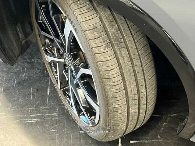 自社整備工場・板金工場を備え、車検から事故の修理まで対応致します。 トヨタ プリウス
