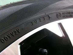ホイール・タイヤ 18インチ　ミツビシ純正　デリカＤ５　225/55R18　ヨコハマ