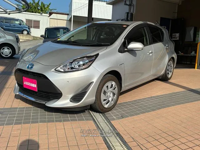 自社に板金工場も構えてますのでお車の傷や凹みに関しましても、弊社の腕の利く職人さんたちが対応いたします!! トヨタ アクア