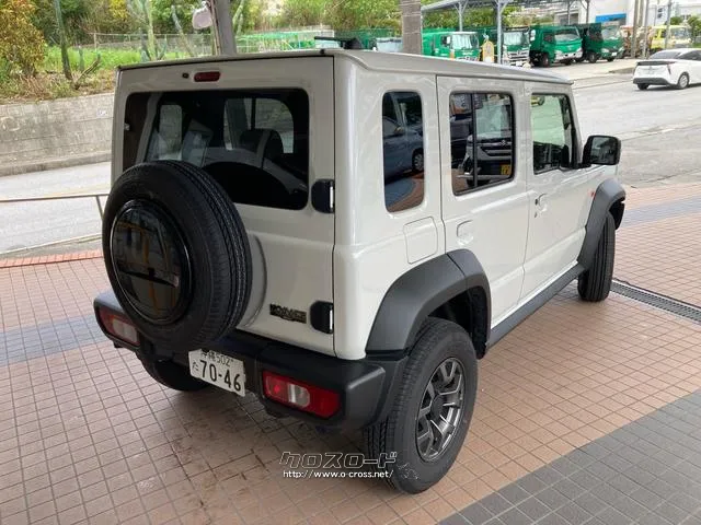 自社に板金工場も構えてますのでお車の傷や凹みに関しましても、弊社の腕の利く職人さんたちが対応いたします!! スズキ ジムニーノマド