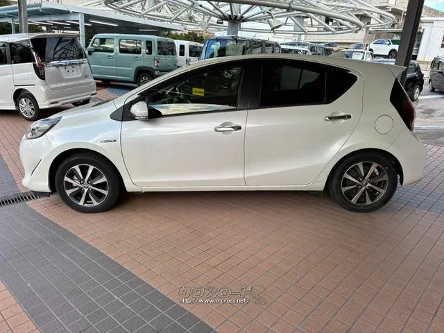 自社に板金工場も構えてますのでお車の傷や凹みに関しましても、弊社の腕の利く職人さんたちが対応いたします!! トヨタ アクア