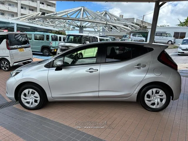 自社に板金工場も構えてますのでお車の傷や凹みに関しましても、弊社の腕の利く職人さんたちが対応いたします!! トヨタ アクア