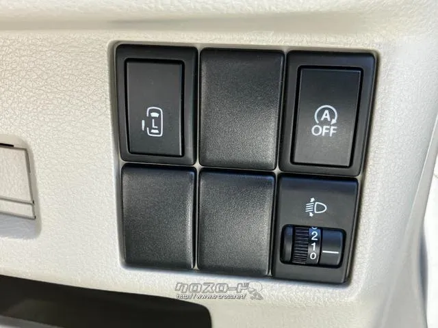 パワースライドドア装備でドアの開閉もスイッチ一つでとても簡単です。スライドドアは坂道では大人でも重くなる事があるので老若男女問わず人気の装備ですよ。 スズキ スペーシア