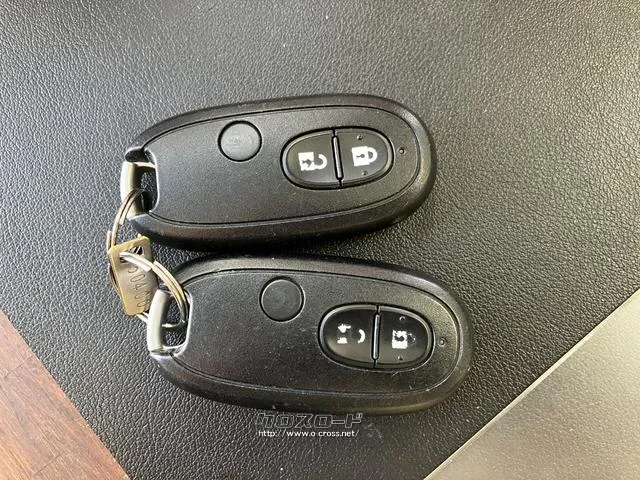 付いてて便利!とても人気の高い装備のスマートキーシステム。キーを携帯しているだけで、ドアロックの開閉並びにエンジンの始動が可能な装備です。プッシュスタートですのでエンジンの始動もボタンを押すだけです スズキ スペーシア