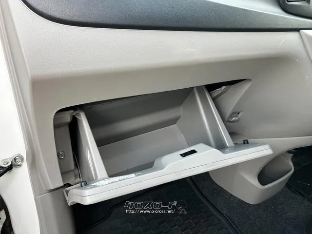 毎日の運転には、グローブBOXも意外としようします。収納スペースの確認もできます。 トヨタ ピクシスエポック
