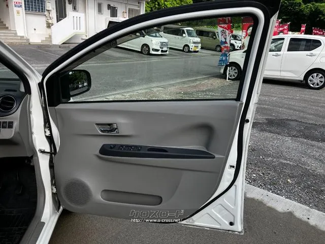 フロントドアトリムの状態です。スイッチの位置、肘置きがあるかないかなど、ご自身の気になるポイントのチェックも、大事です。 トヨタ ピクシスエポック