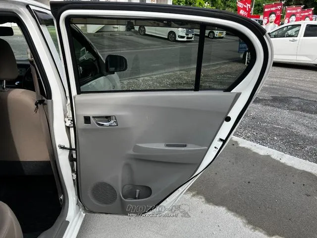 リアドアトリムの状態です。リアシートに座る方が使いやすいか、スイッチの位置、開閉時のドアの開き具合など、実際のシーンを想定してチェックしてみてください。 トヨタ ピクシスエポック