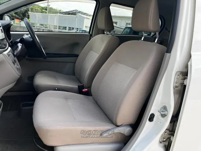 助手席の足元の広さも重要なポイント。運転者以外の居住性も、実際にクルマをみていただくことで、体感できます。 トヨタ ピクシスエポック
