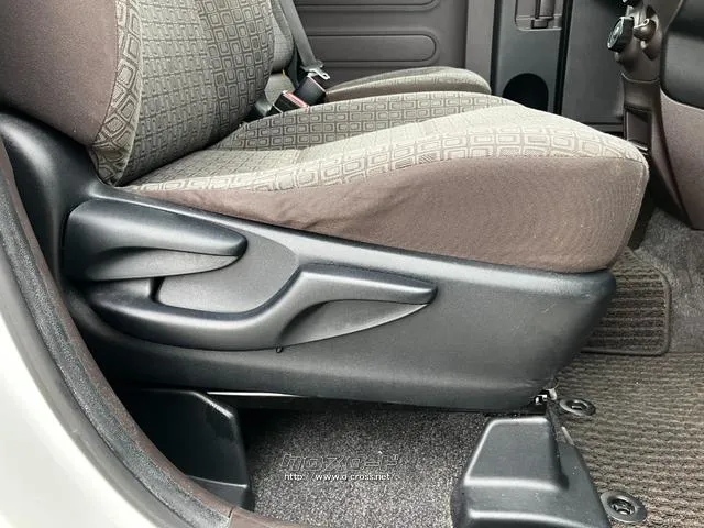 【 シートアジャスター 】シートを上下させることで、運転のベストポジションを探すことができます。 トヨタ スペイド