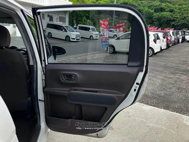 リアドアトリムの状態です。リアシートに座る方が使いやすいか、スイッチの位置、開閉時のドアの開き具合など、実際のシーンを想定してチェックしてみてください。 トヨタ スペイド