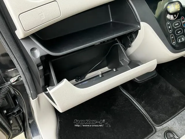 毎日の運転には、グローブBOXも意外としようします。収納スペースの確認もできます。 日産 デイズルークス