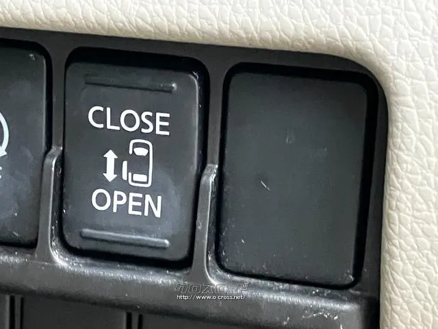 【 電動スライドドア 】スマートキーやキーレス、運転席スイッチで後席スライドドアの開閉ができます。小さなお子様からお年寄りまで、ドアの開閉に力が必要な方を電動のドアでサポートできます。 日産 デイズルークス