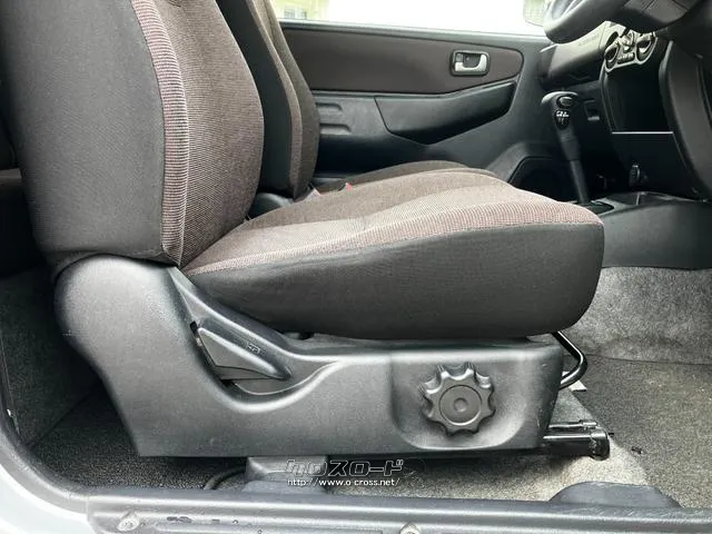【 シートアジャスター 】シートを上下させることで、運転のベストポジションを探すことができます。 三菱 パジェロミニ