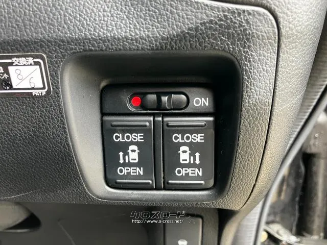 【 電動スライドドア 】スマートキーやキーレス、運転席スイッチで後席スライドドアの開閉ができます。小さなお子様からお年寄りまで、ドアの開閉に力が必要な方を電動のドアでサポートできます。 ホンダ N-BOX