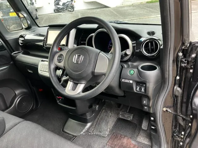運転席周りの装備品も、実際の使い勝手を確認しながら、確認できます。 ホンダ N-BOX