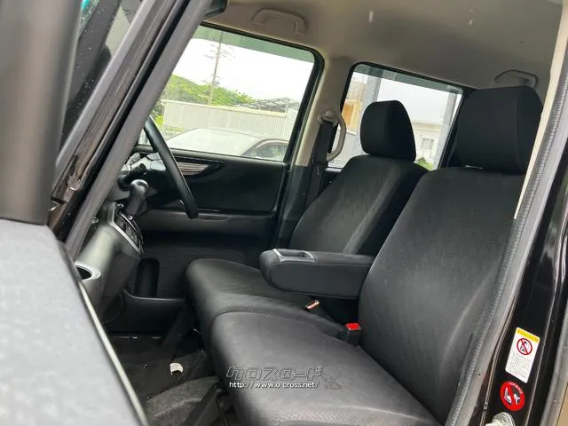 助手席の足元の広さも重要なポイント。運転者以外の居住性も、実際にクルマをみていただくことで、体感できます。 ホンダ N-BOX