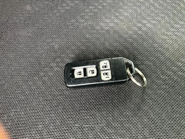 【 スマートキー 】ポケットやバックにキーを入れたままでもドアの施錠・解錠が可能なスマートキーを装備。エンジンのオン・オフの時もキーを取り出す必要がないので非常に便利です! ホンダ N-BOX
