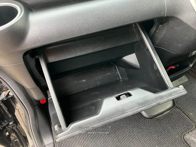 毎日の運転には、グローブBOXも意外としようします。収納スペースの確認もできます。 ホンダ N-BOX