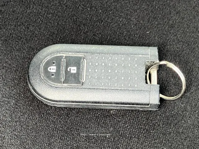 【 スマートキー 】ポケットやバックにキーを入れたままでもドアの施錠・解錠が可能なスマートキーを装備。エンジンのオン・オフの時もキーを取り出す必要がないので非常に便利です! ダイハツ キャスト