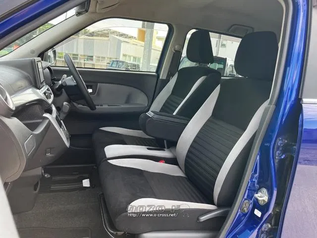 助手席の足元の広さも重要なポイント。運転者以外の居住性も、実際にクルマをみていただくことで、体感できます。 ダイハツ キャスト