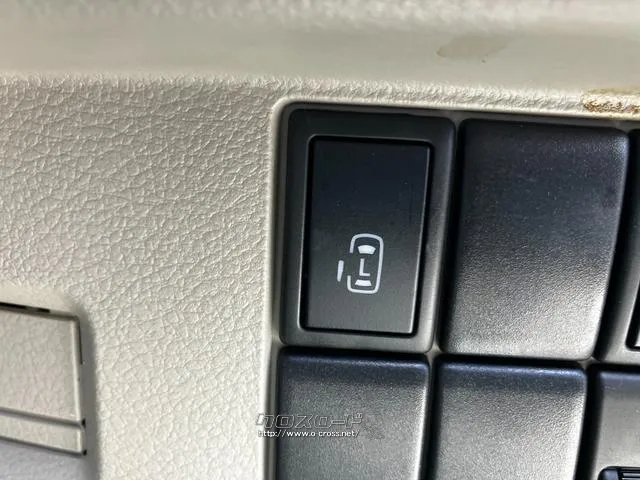 【 電動スライドドア 】スマートキーやキーレス、運転席スイッチで後席スライドドアの開閉ができます。小さなお子様からお年寄りまで、ドアの開閉に力が必要な方を電動のドアでサポートできます。 スズキ スペーシア