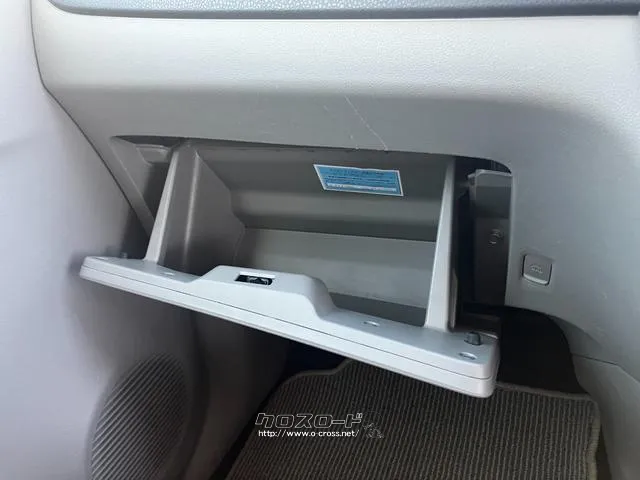 毎日の運転には、グローブBOXも意外としようします。収納スペースの確認もできます。 ダイハツ ミライース