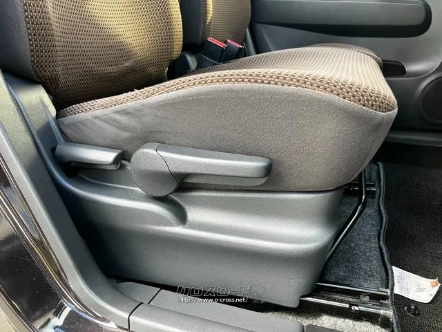 【 シートアジャスター 】シートを上下させることで、運転のベストポジションを探すことができます。 スズキ MRワゴン