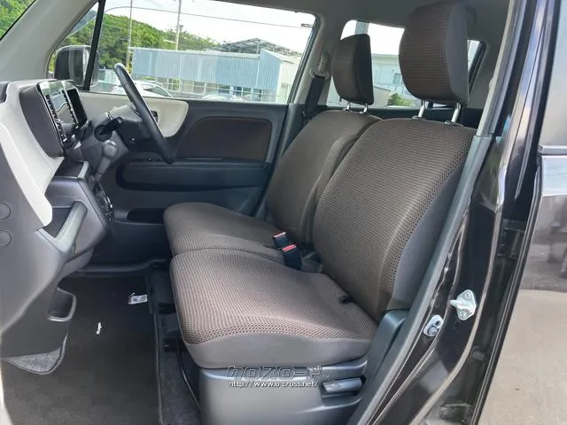 助手席の足元の広さも重要なポイント。運転者以外の居住性も、実際にクルマをみていただくことで、体感できます。 スズキ MRワゴン