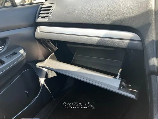 毎日の運転には、グローブBOXも意外としようします。収納スペースの確認もできます。 スバル インプレッサスポーツ
