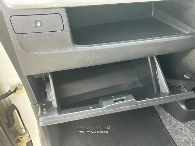 毎日の運転には、グローブBOXも意外としようします。収納スペースの確認もできます。 ダイハツ ムーヴ