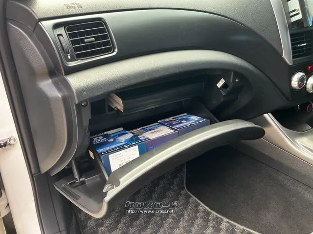 毎日の運転には、グローブBOXも意外としようします。収納スペースの確認もできます。 スバル インプレッサ