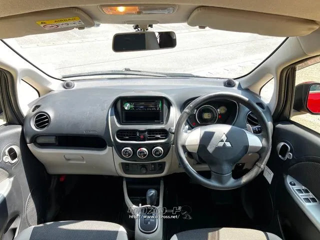 運転席周りの装備品も、実際の使い勝手を確認しながら、確認できます。 三菱 アイ・ミーブ(軽)