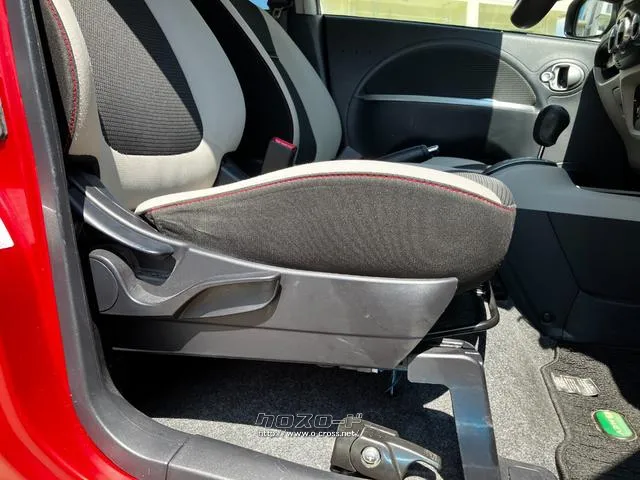 【 シートアジャスター 】シートを上下させることで、運転のベストポジションを探すことができます。 三菱 アイ・ミーブ(軽)