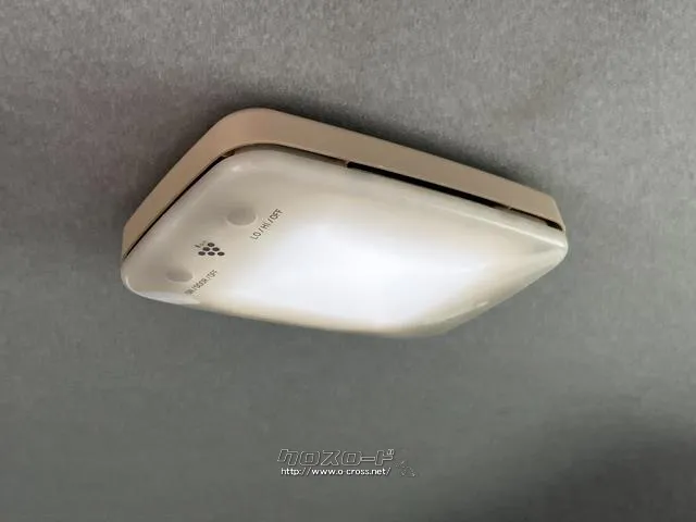 ディーラーオプションの室内灯、通常よりも大型でイオン発生器が付いています。 ダイハツ ミライース