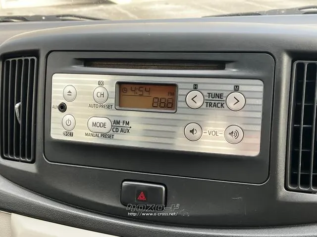 シンプルなオーディオを装備。ラジオとCD、AUXの利用ができます。また、FMトランスミッターの利用で、Bluetoothも利用可能。 ダイハツ ミライース