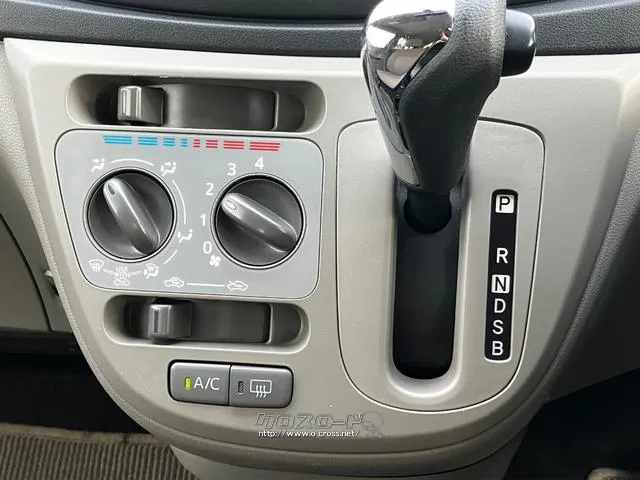 エアコンの使い勝手も重要なポイント。実際に触って確認してください。 ダイハツ ミライース