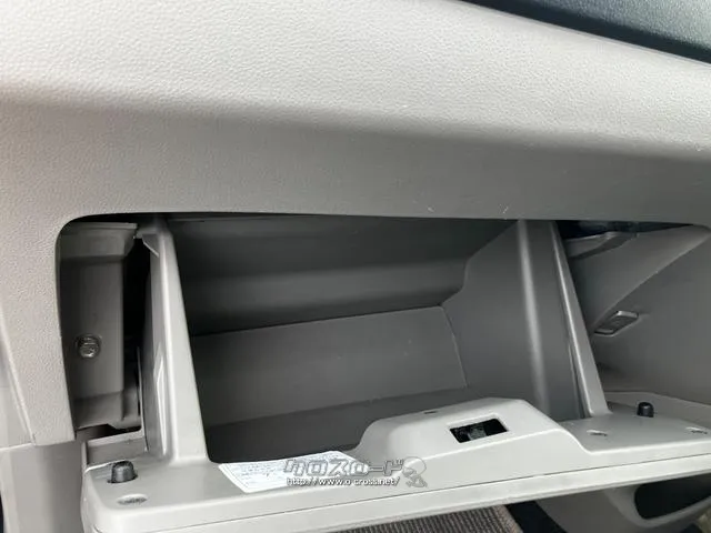 毎日の運転には、グローブBOXも意外としようします。収納スペースの確認もできます。 ダイハツ ミライース