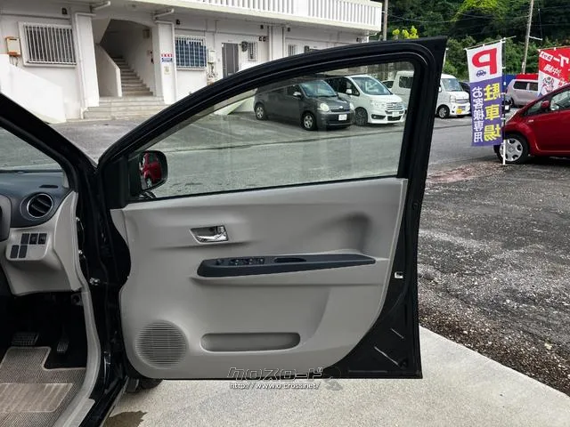 フロントドアトリムの状態です。スイッチの位置、肘置きがあるかないかなど、ご自身の気になるポイントのチェックも、大事です。 ダイハツ ミライース