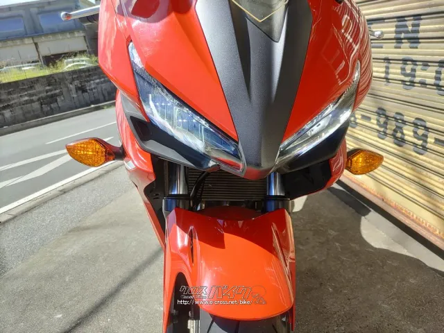 LEDヘッドライトは、明るさも充分で見た目も精悍な顔つきです。 ホンダ CBR400