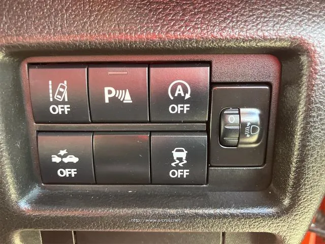 接触を未然に防ぐ、クリアランスソナー搭載です。車を守るためには必須のアイテムですね。 スズキ ハスラー