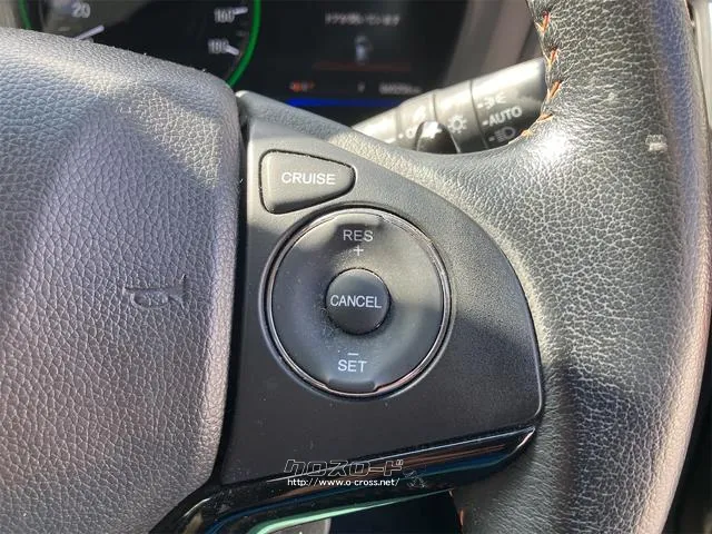 高速道路で便利なクルーズコントロール機能が付いていますよ。速度を設定するとアクセルを踏まなくても一定の速度で走ることができるので足を休ませる事ができますね。 ホンダ ヴェゼル