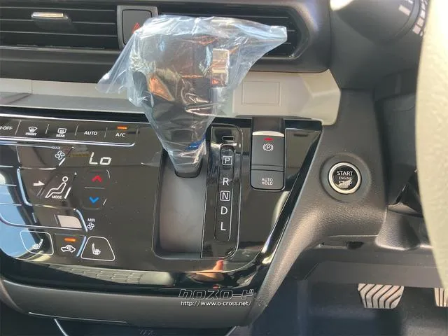 必ず使用するシフトレバー。確りと確認したいですね。 三菱 デリカミニ