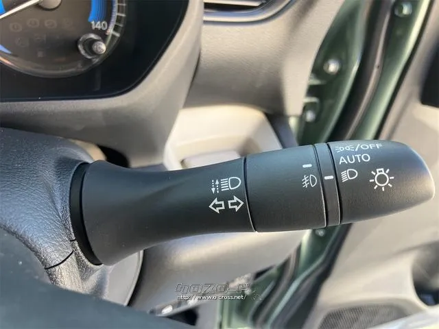 周りが薄暗くなったら自動点灯するオートライトを装備。 三菱 デリカミニ