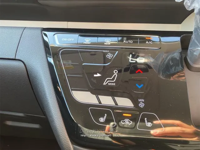 快適装備のシートヒーター付き。エアコンって前面しか当たらずに背中は冷え冷えなんて事もありますよね。快適に調整できますよ。 三菱 デリカミニ