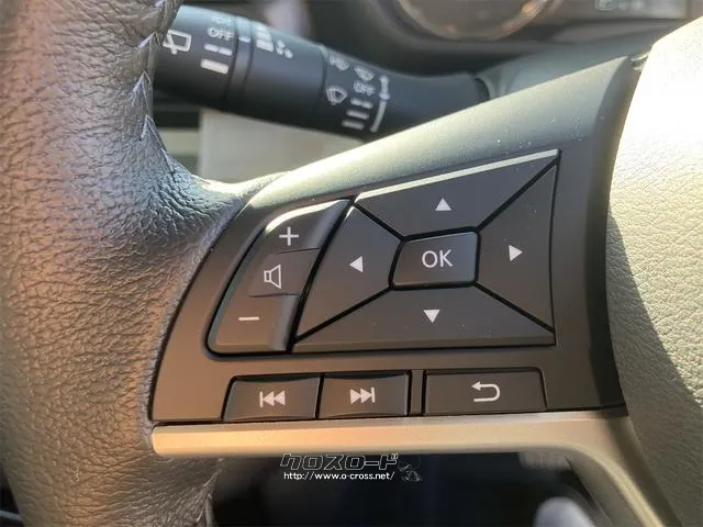 ハンドルにも目立つ傷や擦れは御座いません。目線を大きくそらすことなくボタンの操作を行うことができます。 三菱 デリカミニ