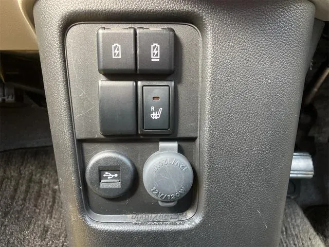 冬場や夏場はシートの心地が優れませんよね。上記のような課題をシートヒーターが解決します。どんなときでも快適にドライブが楽しめますね。 マツダ フレア