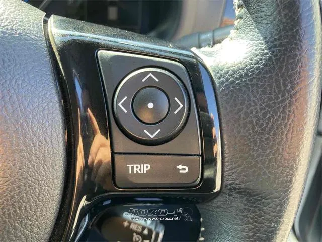 ハンドルにも目立つ傷や擦れは御座いません。目線を大きくそらすことなくボタンの操作を行うことができます。 トヨタ ヴィッツ