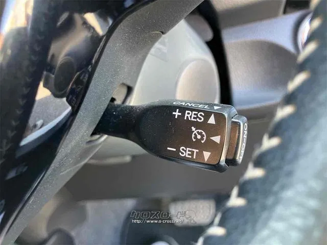 アクセルを踏まなくても設定した速度で走行可能なオートクルーズコントロールを装備しています!ロングドライブでも運転が楽になります。ブレーキやシフト操作でも解除可能です! トヨタ ヴィッツ