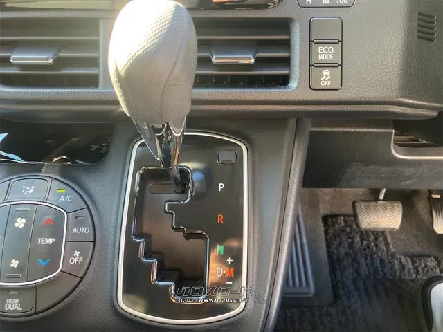 シフトレバー。ぜひ一度お客様の目で確認してください。 トヨタ ノア