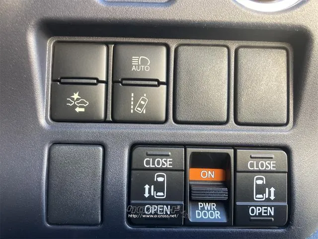 両側電動スライドドア装備!運転席よりボタン一つで開閉可能でございます。 トヨタ ノア
